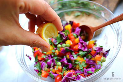 ボウルの野菜に調味料を加えてあえる