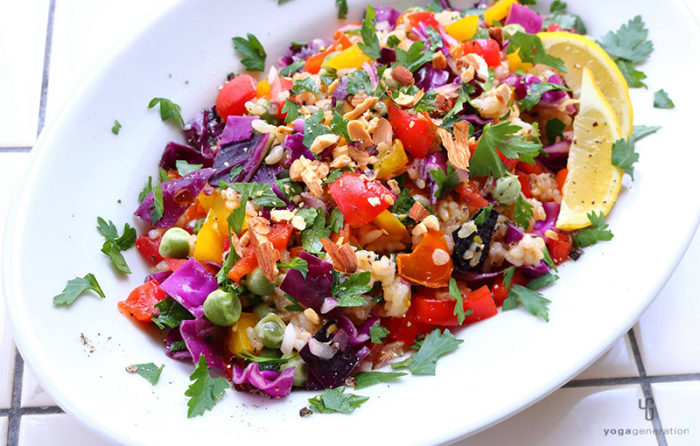 白い皿に乗った虹色玄米サラダ