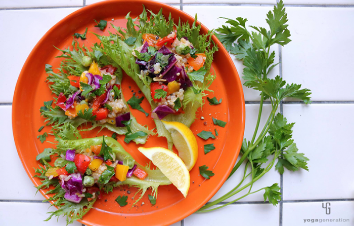 オレンジ色の皿に乗った虹色玄米サラダ