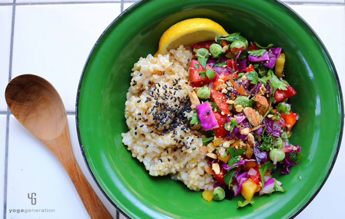 緑色の器に乗った虹色玄米サラダ