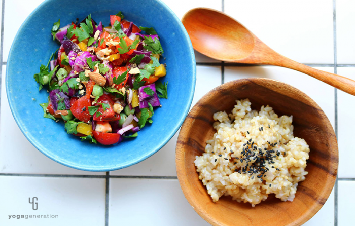 ターコイズ色の器に乗った虹色玄米サラダ