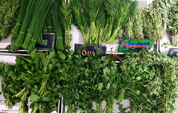 ファーマーズマーケットのハーブ