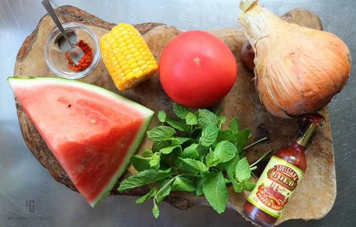 木製カットボードの上の材料