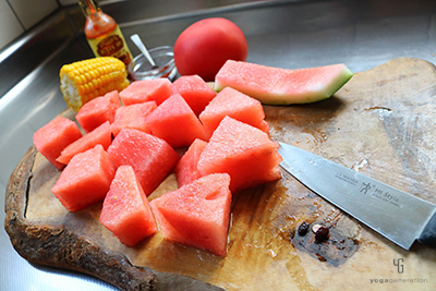 スイカとトマトを切る