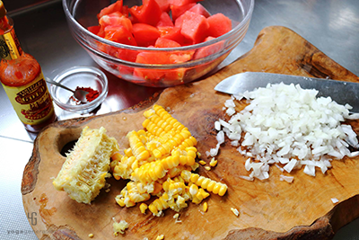 トウモロコシと玉ねぎを下準備する