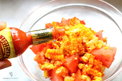 ボウルで調味料とあえる