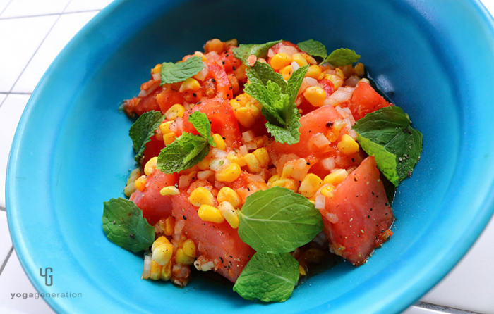 ターコイズの器に入ったスイカとトマトのメキシカン・サラダ