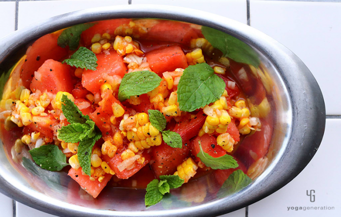 シルバーの器に入ったスイカとトマトのメキシカン・サラダ