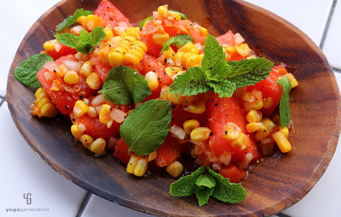 木の器に入ったスイカとトマトのメキシカン・サラダ