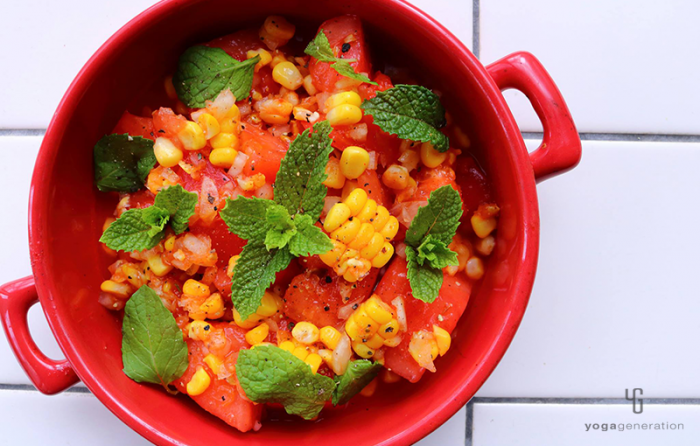 赤い器に入ったスイカとトマトのメキシカン・サラダ