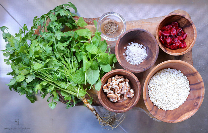 木製カットボードの上の材料