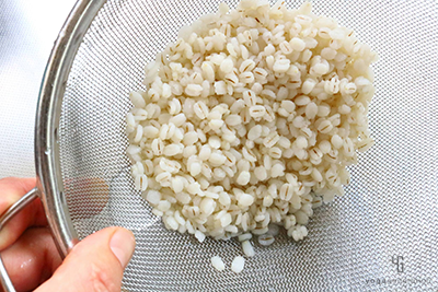 ザルにあげて水で洗い水気を切る