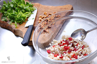 ボウルで押し麦とクランベリーを調味料であえる