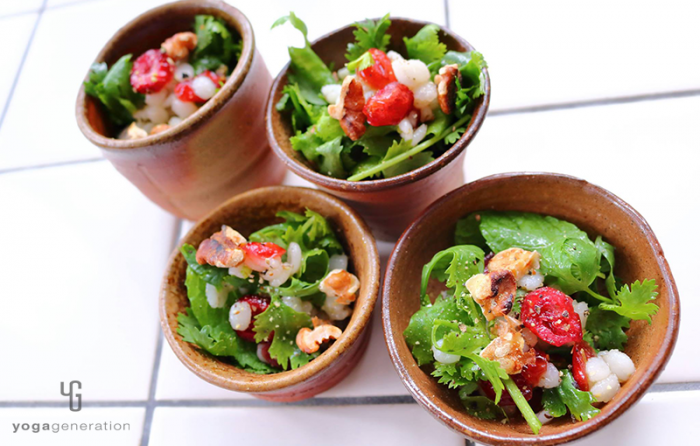 おちょこに入った押し麦とクランベリーのハーブ・サラダ﻿