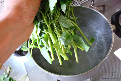 モロヘイヤを茹でる