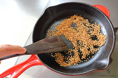金ゴマをフライパンで炒る