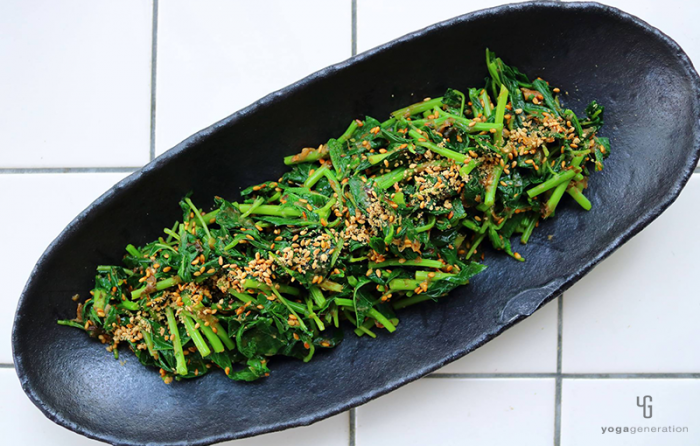 黒い器に乗ったモロヘイヤの金ゴマ山椒びたし