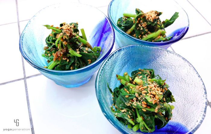 ガラスの器に乗ったモロヘイヤの金ゴマ山椒びたし