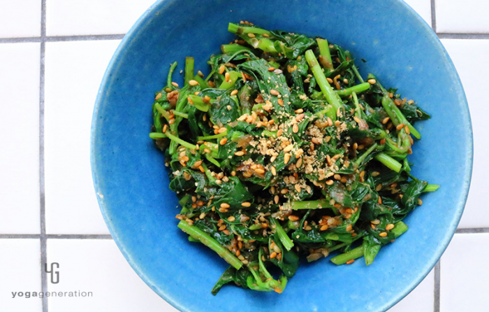 ターコイズの皿に乗ったモロヘイヤの金ゴマ山椒びたし