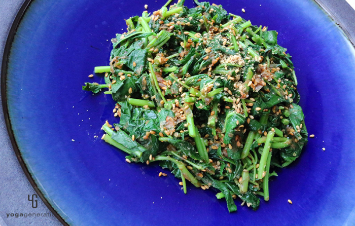 出西窯の器に乗ったモロヘイヤの金ゴマ山椒びたし