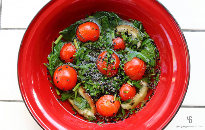 ゆるベジ：モロヘイヤとトマトの酸っぱいスープ