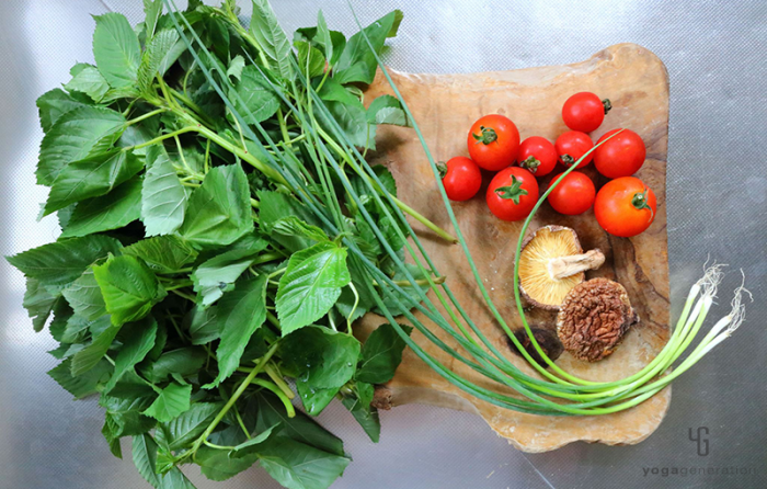 木製カットボードの上の材料