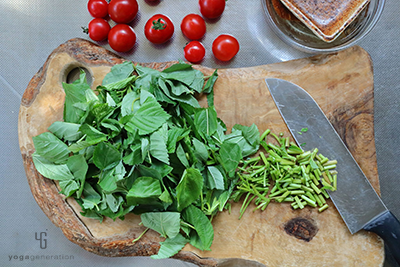 モロヘイヤとトマトを切る