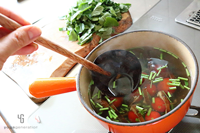 モロヘイヤとトマトを加えて調味する