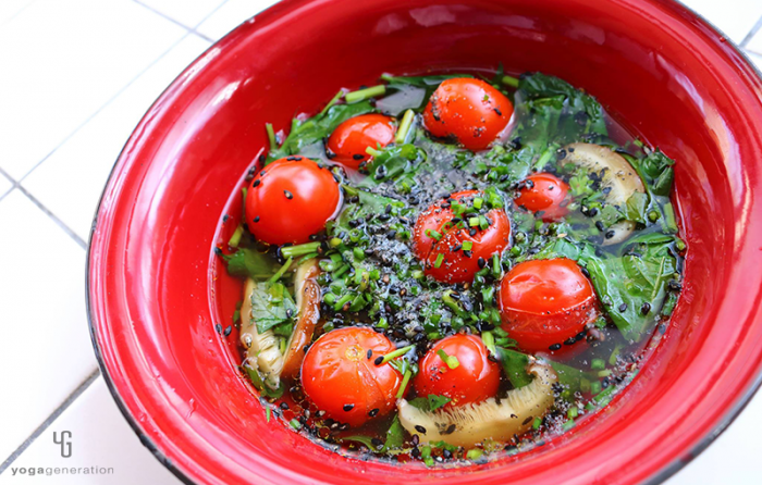 赤い器にに入ったモロヘイヤとトマトの酸っぱいスープ