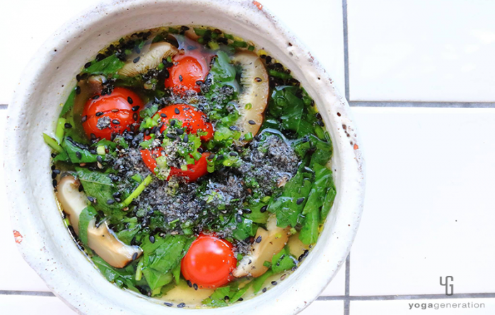 白い器にに入ったモロヘイヤとトマトの酸っぱいスープ