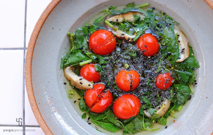 グレーの器にに入ったモロヘイヤとトマトの酸っぱいスープ