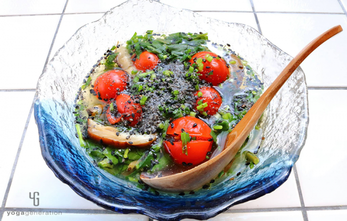 ガラスの器にに入ったモロヘイヤとトマトの酸っぱいスープ