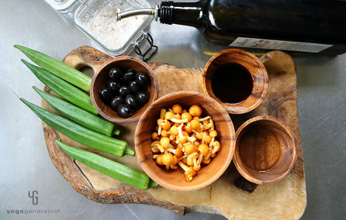 木製カットボードの上の材料