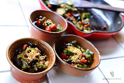 小鉢に盛り付けたオクラとナメコのバルサミコ炒め