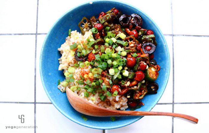 ターコイズの皿に乗せたオクラとナメコのバルサミコ炒め