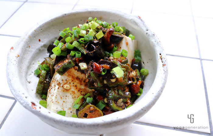 白い器に乗せたオクラとナメコのバルサミコ炒め