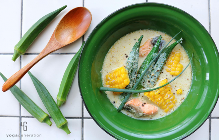 オクラと鮭のピリ辛豆乳スープ