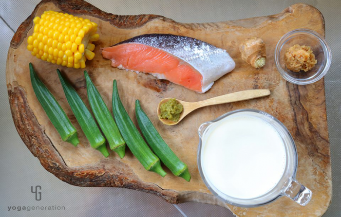 木製カットボードの上の材料