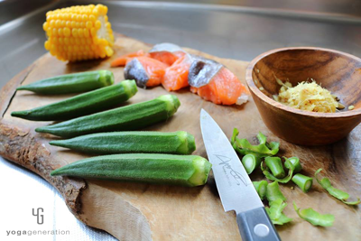 オクラ、鮭、トウモロコシを切る