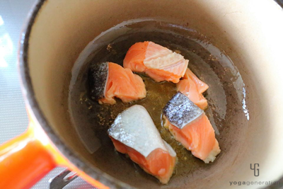 鍋で鮭の表面を揚げ焼きする