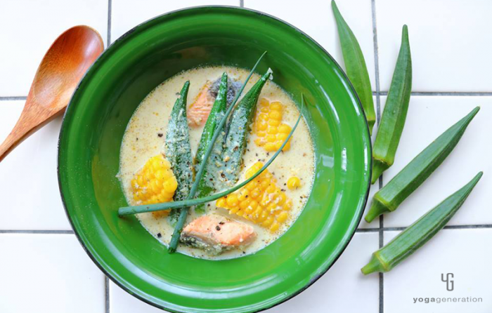 緑の器に入ったオクラと鮭のピリ辛豆乳スープ