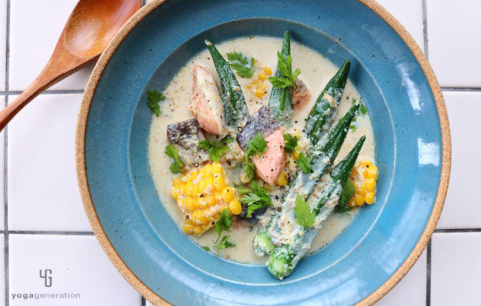 ターコイズの器に入ったオクラと鮭のピリ辛豆乳スープ