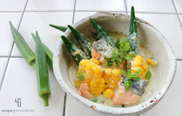 白い器に入ったオクラと鮭のピリ辛豆乳スープ