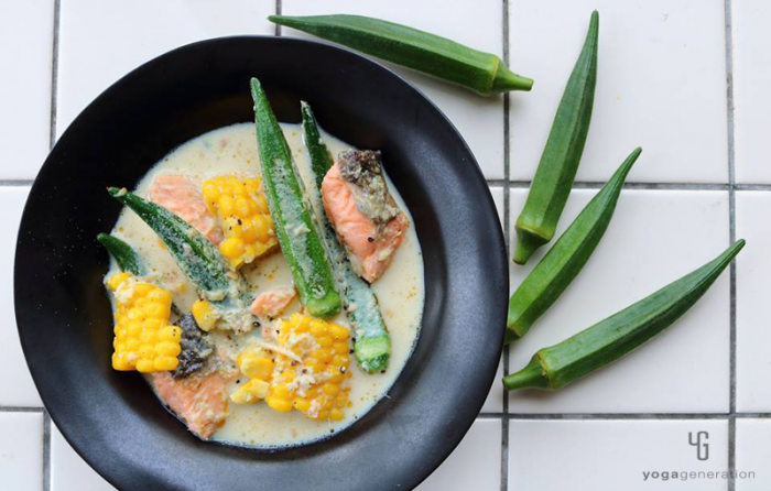 黒い器に入ったオクラと鮭のピリ辛豆乳スープ