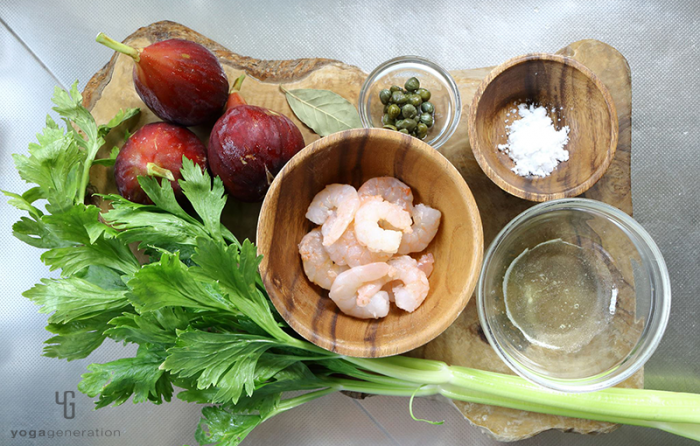 木製カットボードの上の材料