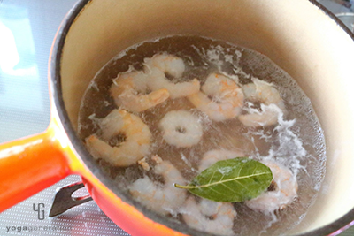 エビを下茹でする