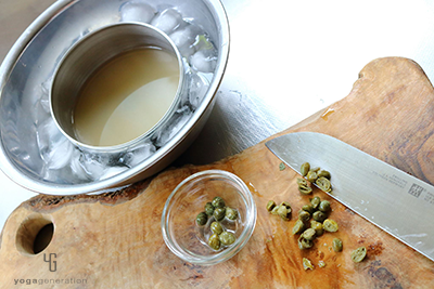 ケイパーを刻み冷やしているジェリー液に加える