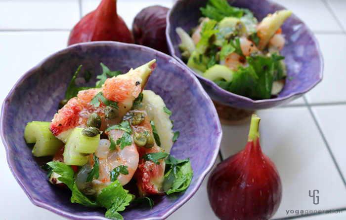 紫の皿に乗ったイチジクとセロリ、エビのサラダ