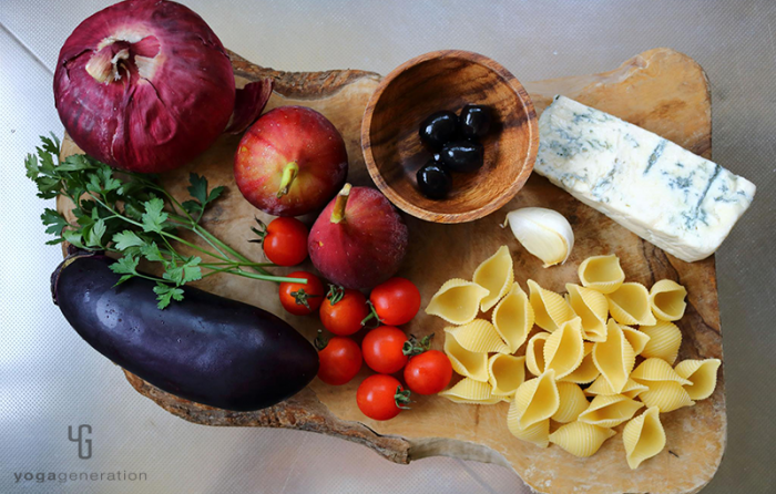 木製カットボードの上の材料