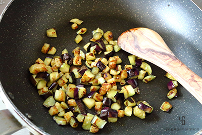 刻んだナスを揚げ焼きにする